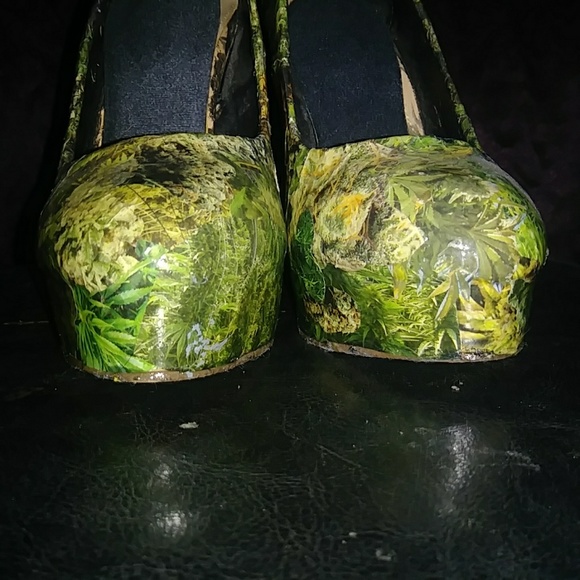 Size 7 420 Heels - Picture 6 of 8